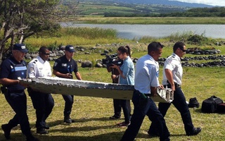 Phát hiện mảnh vỡ nghi của máy bay MH370 rơi ở Reunion - Pháp